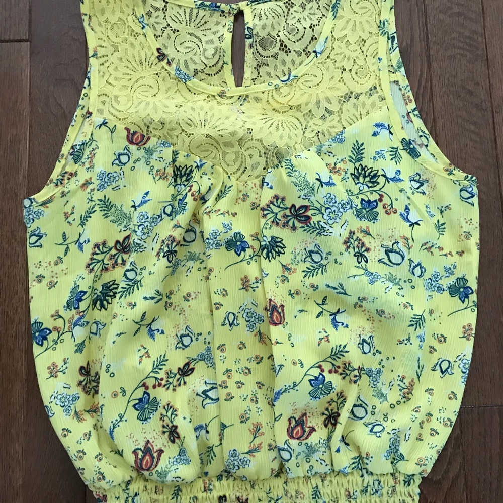 3 for $25 🌺 Flirty floral top